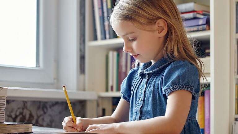 как научить ребенка правильно держать ручку и карандаш