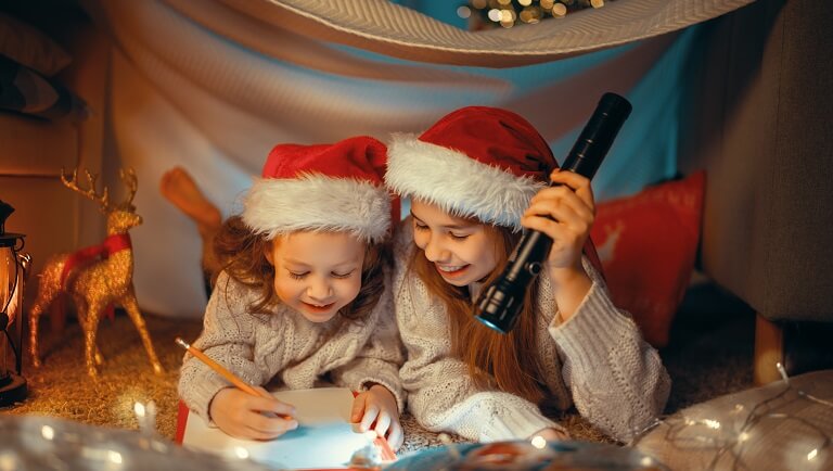 дети пишут письмо Деду Морозу